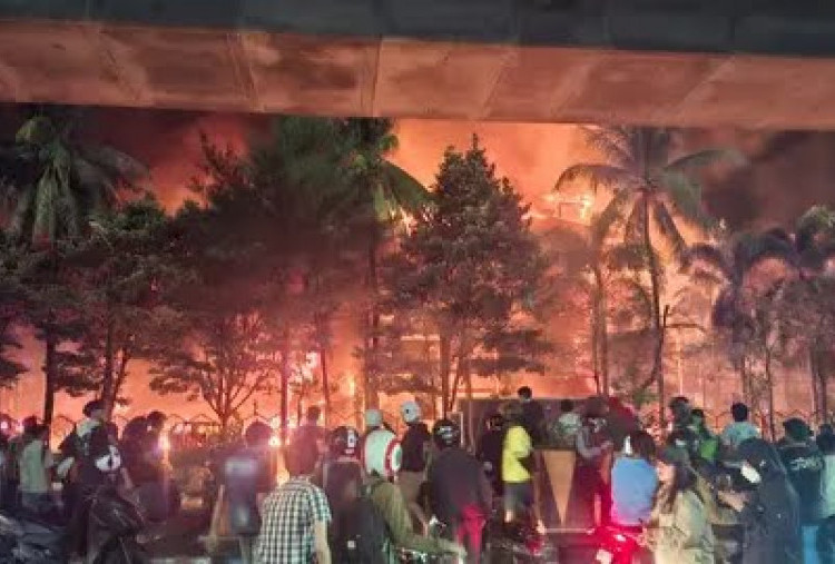 Gedung DPRD Makassar Dibakar Massa, 3 Orang Tewas dan Puluhan Kendaraan Hangus