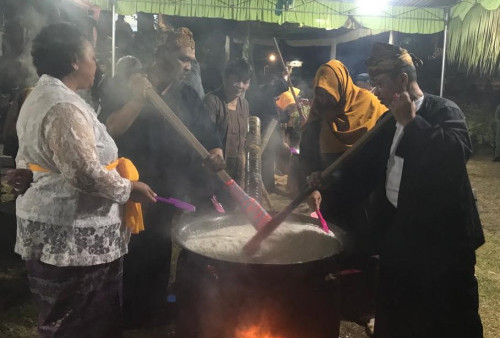 Njenang Suro, Warga Songgokerto Mengaduk Bubur Sambil Berdoa