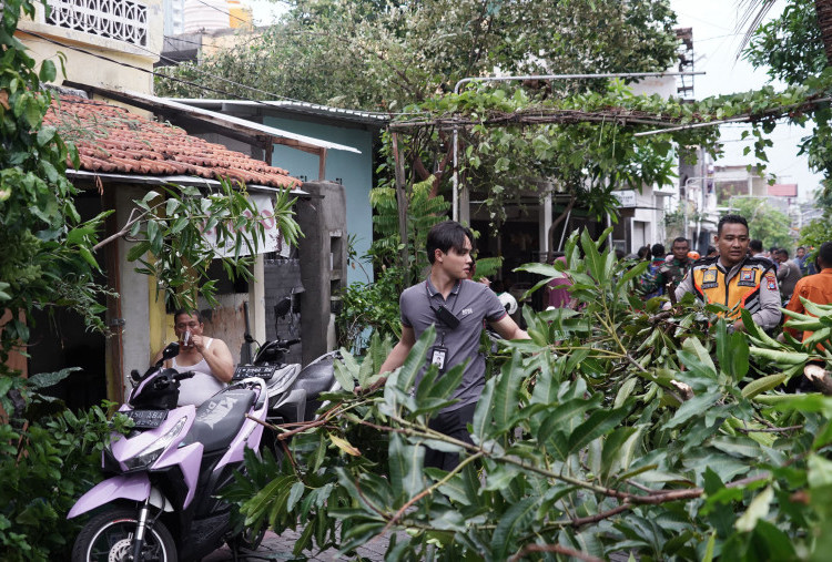 25 Rumah Warga Surabaya Terdampak Angin Puting Beliung, Eri Cahyadi Turun Tangan