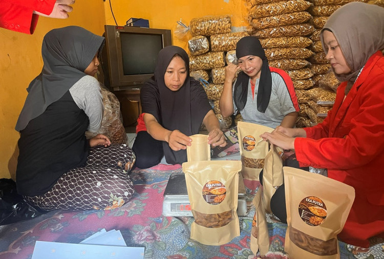 Mahasiswa KKN Untag Surabaya Latih UMKM di Pacet Mojokerto 