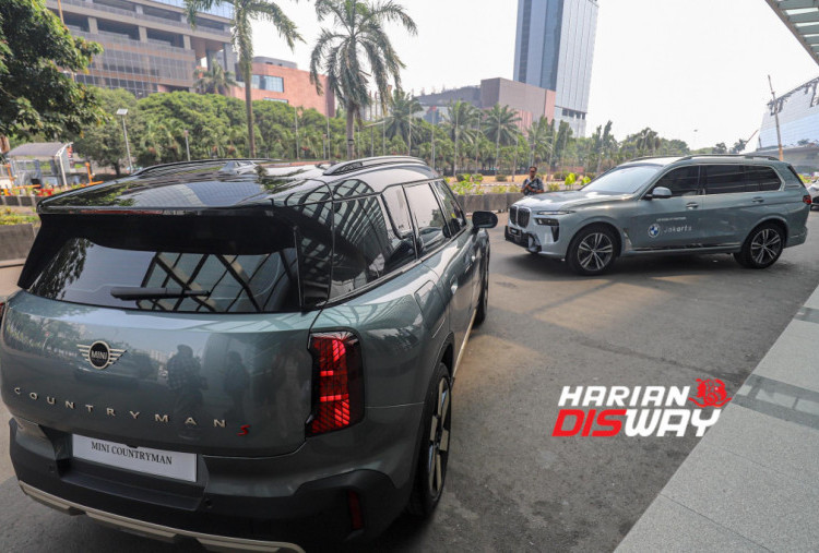 BMW Group Indonesia kembali hadir sebagai Luxury Mobility Partner Art Jakarta 2026 yang berlangsung 2–4 Oktober di JIExpo Kemayoran, Jakarta. BMW menghadirkan BMW X7, sementara MINI membawa MINI Countryman untuk mendukung mobilitas para VIP sekaligus mempertemukan dunia otomotif dengan seni dan desain kontemporer. (Foto: Hanung Hambara/Harian Disway)