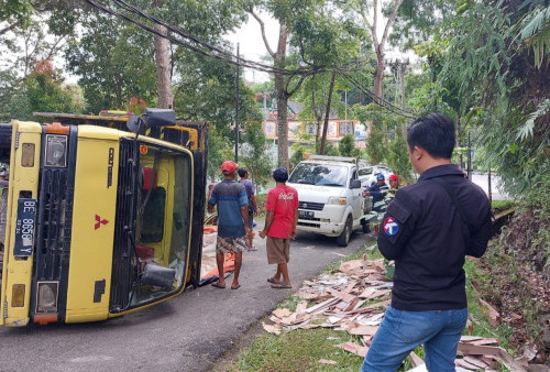 Truk Muatan Material Bangunan Milik TVRI Terbalik di Lampung Barat 