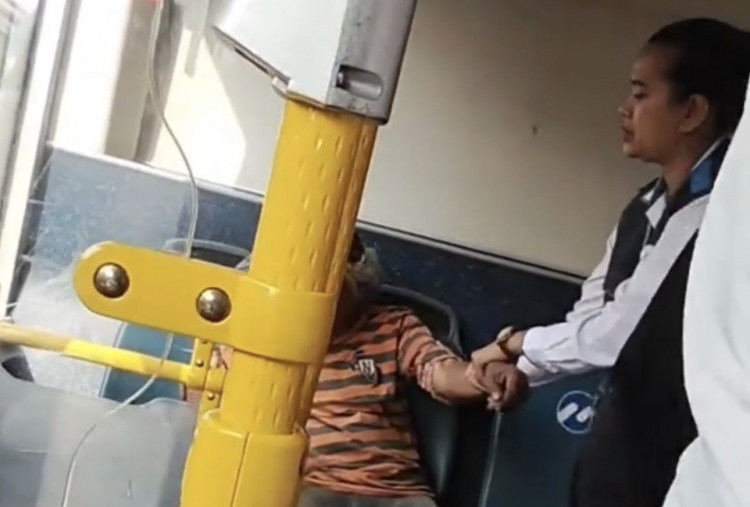 Penumpang Bau Badan yang Diturunkan dari Bus Transjakarta Ternyata Gelandangan