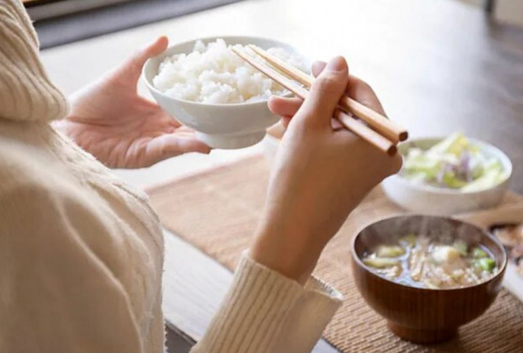 Mengenal Budaya dan Makna di Balik Kebiasaan Masyarakat Jepang (1): Tabu Tancapkan Sumpit di Mangkuk Nasi