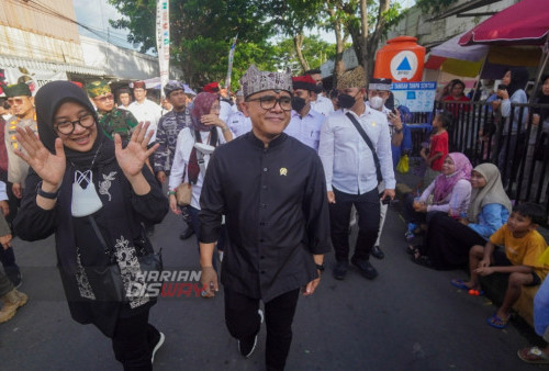 Bupati Banyuwangi, Ipuk Fiestiandani, melambaikan tangannya bersama, Menteri PANRB Azwar Anas ikut berjalan mengikuti parade di sepanjang jalan Alun-alun Kota Banyuwangi saat digelarnya Banyuwangi Ethno Carnival (BEC) 2022 di Banyuwangi, Jawa Timur, Sabtu (10/12/2022).

Pagelaran Banyuwangi Ethno Carnival 2022 di tahun ini mengusung tema 