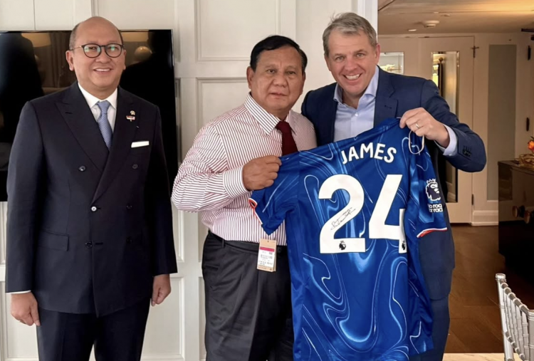 Prabowo Sumringah Dapat Jersey Reece James Langsung dari Pemilik Chelsea di Washington