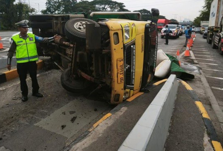 Truk Bermuatan Jagung Terguling di jalan menuju Gerbang Tol Waru, Lalu Lintas  Surabaya-Sidoarjo Sempat Tersen