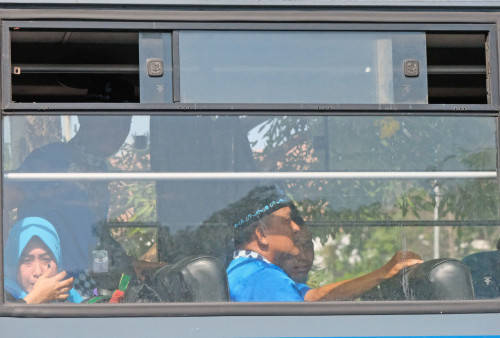 Naik Haji Bersama Mabruro (1):  Tangis Haru Iringi Keberangkatan Bus Menuju Bandara