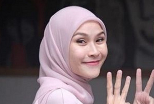 Cerita Zaskia Mecca Saat Pertama Kali Kepergok Merokok Oleh Ibunda: 'Dia Kayak Mau Loncat dari Lantai Dua!'