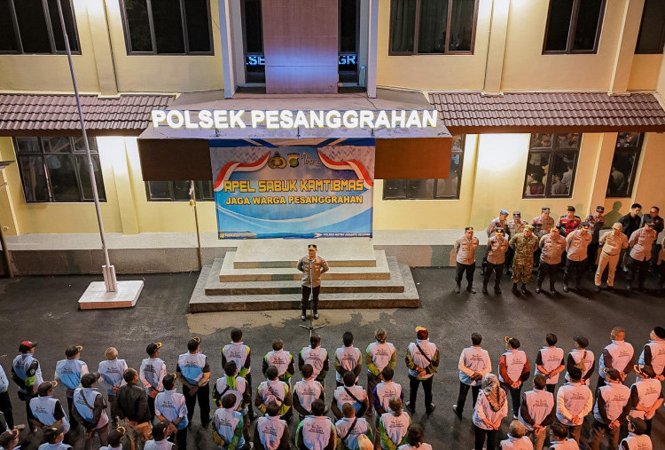 Aksi Kompol Seala Pimpin Apel Kamtibmas di Malam Minggu, Gagah di Antara Personel Pria!