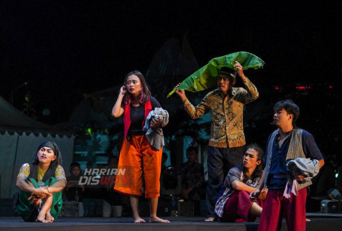 Aktor Teater Perdikan pentas dipanggung  Bangbang Wetan yang digelar di lapangan Tugu Pahlawan Surabaya, Jawa Timur, Jumat 23 September 2022. Bangbang Wetan bersama Teater Perdikan Yogyakarta, Gamelan Kiai Kanjeng, dan Komunitas Lima Gunung Magelang, akan menggelar pementasan drama kolosal berjudul WaliRaja RajaWali disutradarai Jujuk Prabowo dengan Emha Ainun Nadjib (Cak Nun) sebagai penulis naskah teater. Teater drama kolosal ini juga bercerita tentang kehidupan bermasyarakat dan bernegara, sekaligus berbicara soal kepemimpinan yang merupakan kebutuhan penting.
