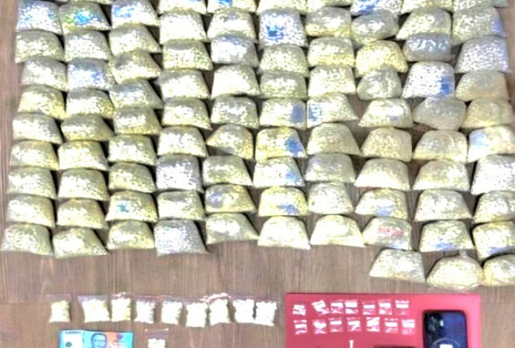 Polres Pasuruan Sita 100 Ribu Pil Double L dan Sabu dari Kos di Sukorejo