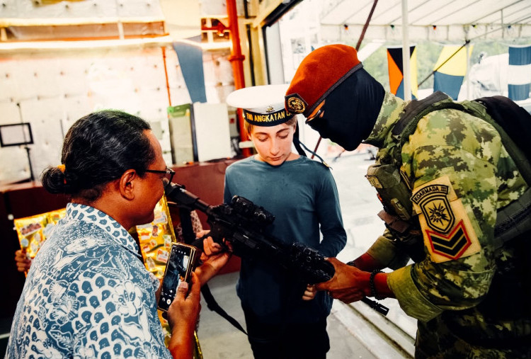 Menjelajah Lautan Teduh (26): Terpikat TNI-AL dan Senjatanya