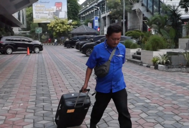 KPK Geledah 3 Ruang Dirjen ATR/BPN terkait Dugaan Suap HGB, 5 Koper dan 1 Kardus Bukti Diangkut