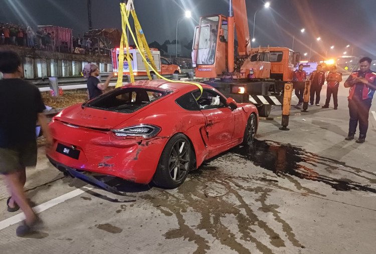Porsche Lepas Kendali di Tol Desari, Tabrak Pembatas dan Nyungsep ke Parit.