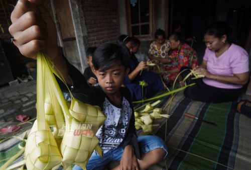 Belajar Membuat Cangkang Ketupat