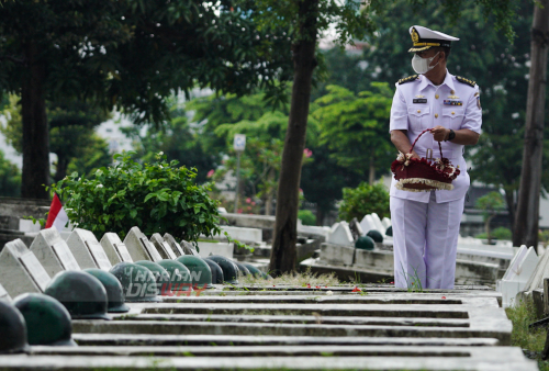 Tabur Bunga Sambut Hardikal Ke-76 di TMP 10 Nopember Surabaya