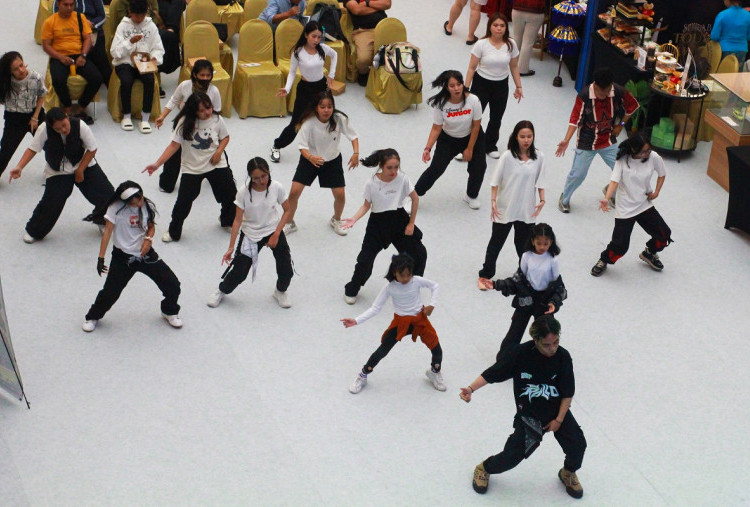Kelas K-Pop Dance Surabaya Tourism Award 2025, Energi Muda Bawakan Showca Dance karya BTS