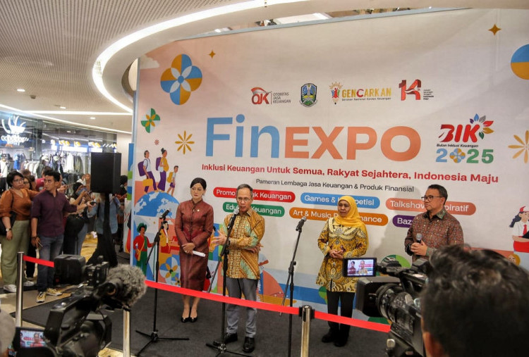 Pada Kesempatan yang sama Ketua Dewan Komisioner Otoritas Jasa Keuangan (OJK) Mahendra Siregar menegaskan bahwa peningkatan literasi dan inklusi keuangan masyarakat mempunyai dampak signifikan terhadap pertumbuhan ekonomi nasional maupun daerah.
 Ia menyampaikan bahwa  penguatan literasi dan perluasan akses keuangan, masyarakat bukan hanya menabung tetapi bisa juga  melalui pemanfaatan  produk keuangan lain seperti pembiayaan, investasi di pasar modal, obligasi, bahkan asuransi. 
“Sektor jasa keuangan memiliki potensi yang mampu melipatgandakan perekonomian, bahkan dapat menjadi beberapa kali lebih besar dari PDRB daerah apabila literasi dan inklusi masyarakat terus meningkat,” ujar Mahendra.
  Foto : Boy Slamet- Harian Disway