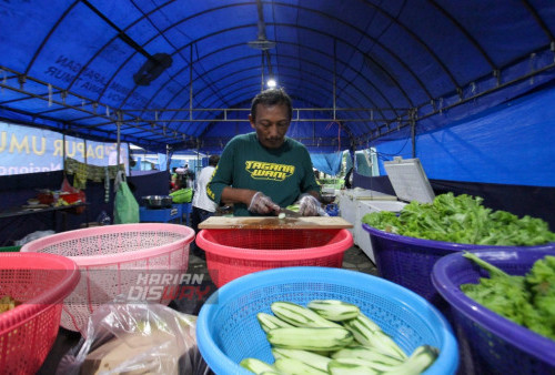 Warga memotong lalapan di tenda dapur umum ramadhan Masjid Nasional Al Akbar Surabaya, Jawa Timur. Jumat (24/3/2023). Sebanyak 1.500 nasi kotak disiapkan untuk para jamaah Masjid Nasional Al-Akbar Surabaya. Pembuatan takjil ini melibatkan sebanyak 25 warga, dan dibagikan di setiap pintu Masjid Nasional Al-Akbar Surabaya selama bulan Ramadhan. (Foto: Moch Sahirol Layeli) 
