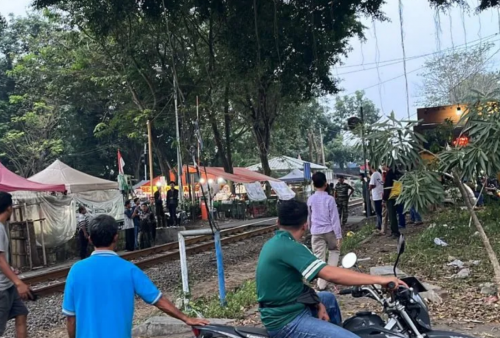 Bonceng Penumpang, Driver Ojol Tertabrak KA di Perlintasan Rel Stadion Maulana Yusuf