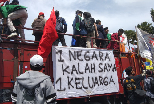 Seruan Massa Aksi di Depan Gedung DPRD Jawa Timur: Kami Butuh Pemimpin Yang Dipilih Rakyat, Bukan Parpol