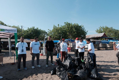Pegadaian Bersama Millenial dan Masyarakat Kumpulkan 708 Kg Sampah di Pantai Tanjung Bayang