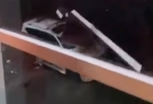4 Mobil Rusak Berat Tertimpa Tembok Rubuh di Bintaro