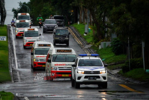 Berjajar dengan pengawalan dari Patwal, Angkutan pengumpan atau feeder Wirawiri Suroboyo Resmi Mengaspal usai peresmiannya di Square Taman Puspa Raya, Citraland Surabaya, Jawa Timur, Kamis (2/3/2023). Angkutan pengumpan atau feeder Wirawiri Suroboyo yang terintegrasi dengan layanan Suroboyo Bus dan Trans Semanggi Suroboyo ini ada sebanyak 52 unit angkutan umum, terdiri dari dua jenis yaitu sebanyak 14 unit dengan kapasitas 14 penumpang dan sebanyak 38 unit dengan kapasitas 10 penumpang. (foto: Julian Romadhon)