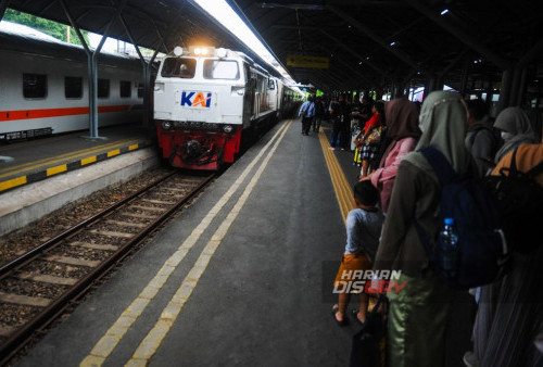 Kereta api Sritanjung tiba di Stasiun Surabaya Gubeng dengan tujuan Yogyakarta di Stasiun Surabaya Gubeng, Jawa Timur, Minggu, 10 Desember 2023. PT KAI (Persero) Daop 8 Surabaya mencatat sebanyak 126.802 tiket terjual dari total sebanyak 422.676 yang disediakan oleh KAI Daop 8 Surabaya untuk periode musim Natal 2023 dan Tahun Baru 2024. Jumlah ini telah mencapai 30% dari kapasitas yang disediakan oleh KAI Daop 8 Surabaya. (Julian Romadhon/Harian Disway)
