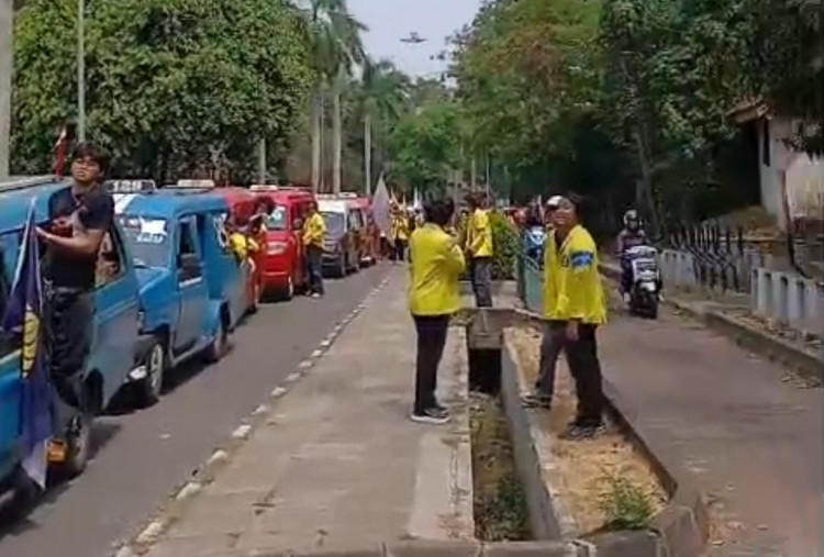 Momen Rombongan BEM UI Naik Angkot Miniarta dari Depok Menuju Bundaran HI, Bawa 8 Tuntutan
