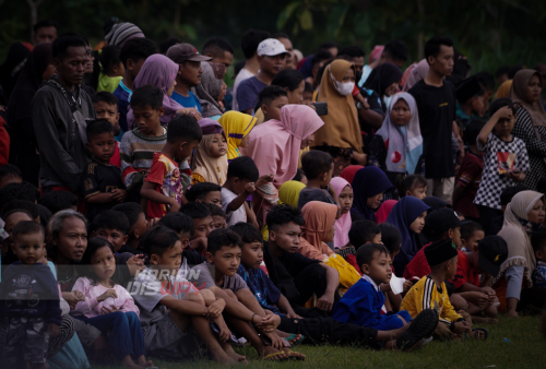 Warga desa Ngawen dihibur oleh pertunjukan Barongan khas Blora di lapangan Gondang, Ngawen, Blora Jawa Tengah, Selasa (3/5). Didalam pertunjukan seni Barong tersebut tercermin sifat-sifat kerakyatan masyarakat Blora, seperti sifat, spontanitas, kekeluargaan, kesederhanaan, kasar, keras, kompak, dan keberanian yang dilandasi kebenaran. Foto: Julian Romadhon