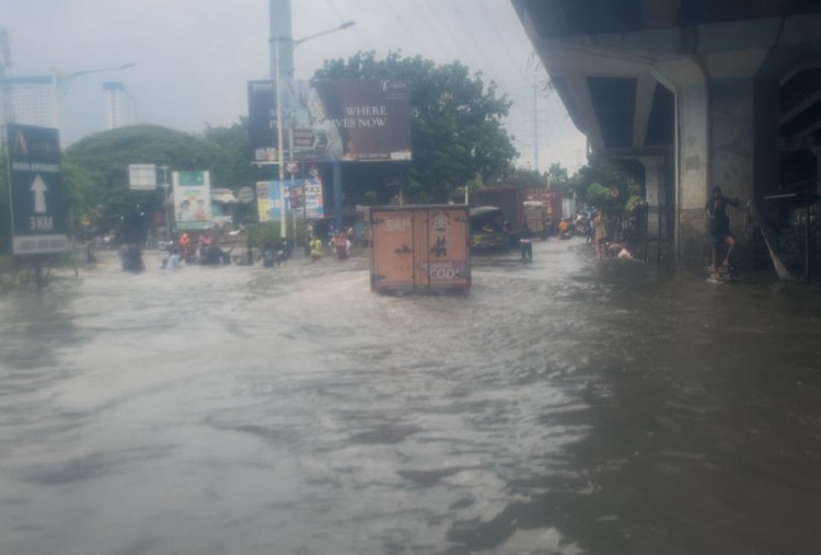Banjir Tinggi di Perempatan Puri Arah Jalan Outer Ring Road, Pemotor Jangan Nekat!