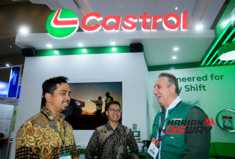 (ki-ka) Imaduddin Abdullah, Direktur INDEF Green Transition Initiative; Widhi Setya, Department Head of Long-Term Research & Regulation Perkumpulan Tenaga Ahli Alat Berat Indonesia; dan Troy Howard, General Manager B2B Castrol Indonesia. Foto: Raka Denny/Harian Disway