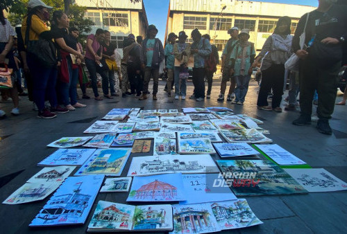 Sejumlah hasil karya lukis dari para peserta yang dikumpulkan di Jalan Tunjungan Surabaya, Jawa Timur, 3 September 2023. Melukis bangunan cagar budaya yang diikuti sebanyak 40 peserta tersebut mengusung tema Surabaya Heritage ArsiSKETur yang dilakukan di dua area, yang pertama di area kawasan ( Jl. Kembang Jepun, Jl.Jembatan Merah, Jl.Rajawali, dan Jl. Garuda ) sedangkan kawasan kedua dilakukan di Jl. Tunjungan Surabaya. (Ahmad Rijaluddin Erlangga/Harian Disway)