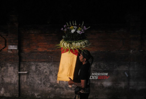 Umat Hindu mengikuti Upacara Pembejian di Pura Penataran Luhur Medang Kamulan, Gresik, Jawa Timur, Rabu, 24 Januari 2024.

Upacara Pembejian adalah rangkaian upacara dalam rangka Pujawali Pura Penataran Luhur Medang Kamulan yang jatuh pada Purnama ke 8, 24 Januari 2024. Upacara Pembejian tersebut dilakukan untuk menyucikan benda-benda sakral, lingkungan, serta semesta. (Julian Romadhon/Harian Disway)