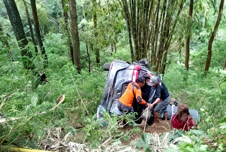 Innova Plat L Terjun ke Jurang 50 Meter di Jalur Cangar, 2 Tewas, 5 Luka Berat