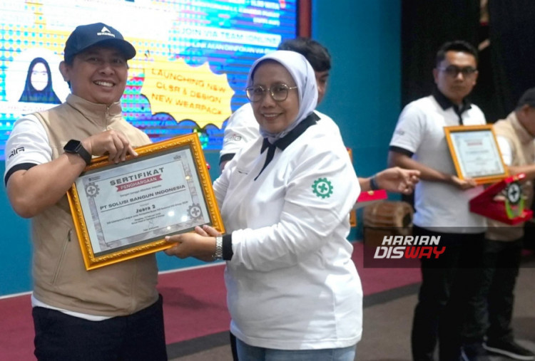 Direktur Operasi SIG, Reni Wulandari (tengah) menyerahkan piagam penghargaan kompetisi SIG K3 Champions League  kepada tim K3 PT Solusi Bangun Indonesia Tbk (SBI) pada acara penutupan Bulan K3 Nasional 2026 SIG Group di PT Semen Tonasa, Pangkep, Sulawesi Selatan, pada Jumat (13/2/2026).