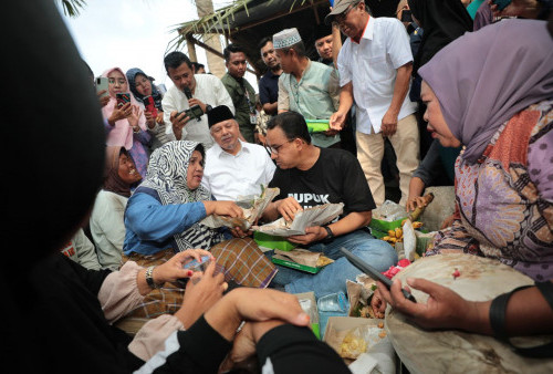 Sambangi Persawahan di Solok, Anies Makan Nasi Kotak Bersama Warga Lokal