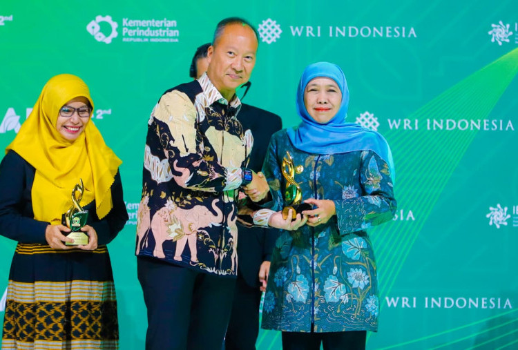 Khofifah Terima Penghargaan Implementasi Ekonomi Hijau