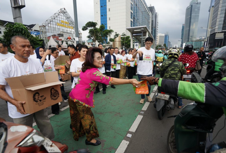 Legitnya Bagi-Bagi 1.500 Paket Takjil Pisang Goreng Madu Bu Nanik dengan Kemasan Ramah Lingkungan