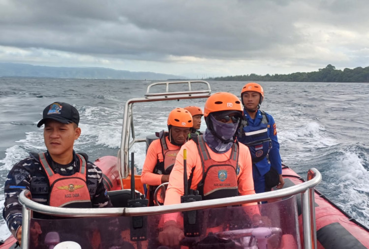 Pencarian 30 Korban KMP Tunu Pratama Jaya Berlanjut, Tim SAR Kerahkan Kapal Perang hingga Drone