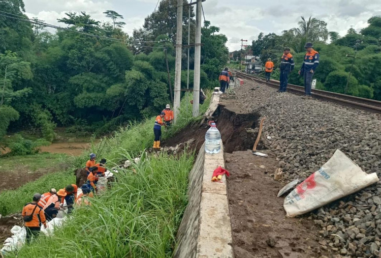 Penampakan Jalur KA Pogajih - Kesamben Blitar Pasca Longsor, KAI: Bisa Dilalui dengan Kecepatan Terbatas