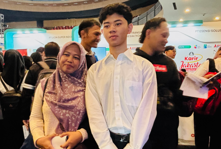 Emak-emak Asal Bogor Turun Gunung Antar Anak Cari Kerja di Job Fair Jakarta