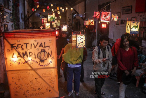 Warga kampung pecinan Tambak Bayan Surabaya, Jawa Timur, Sabtu, 11 Februari 2024 menggelar Festival Lampion dalam rangka perayaan tahun baru Imlek 2024, pertunjukan wayang yang didalangi oleh Ki Ompong Sudarsana ini menyita perhatian pengunjung. Dinamai wayang Blang-Bleng karena memiliki makna spontan, sehingga lakon dan alur ceritanya pun dibuat spontan. Sedangkan, alur cerita yang dibuat yaitu tentang Pemilu dan edukasi memilih pemimpin yang baik dan benar yang ditonton oleh sekitar 50 pengunjung di antaranya 15 anak-anak. (Moch Sahirol/Harian Disway)