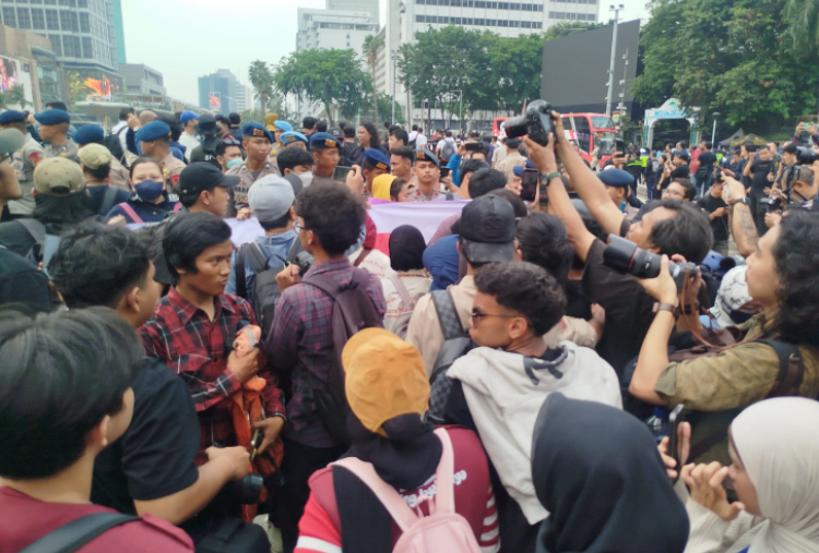 Mahasiswa dan Polisi Sempat Dorong-dorongan di Bundaran HI, Tuntut Aktivis Dibebaskan