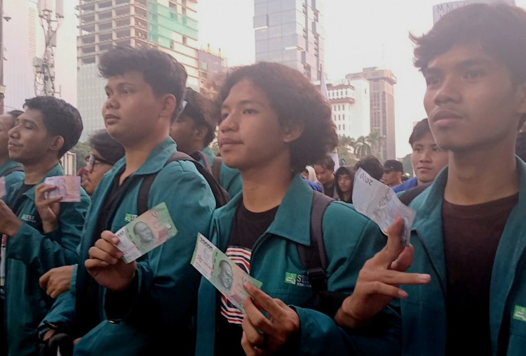 Demo Tolak PPN 12 Persen, BEM SI Lemparkan Uang ke Arah Istana Negara