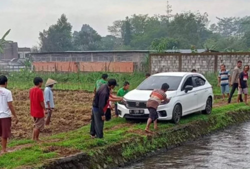 Honda Jazz Terjebak di Irigasi Karena Ikuti Google Maps, Berikut Keanehannya