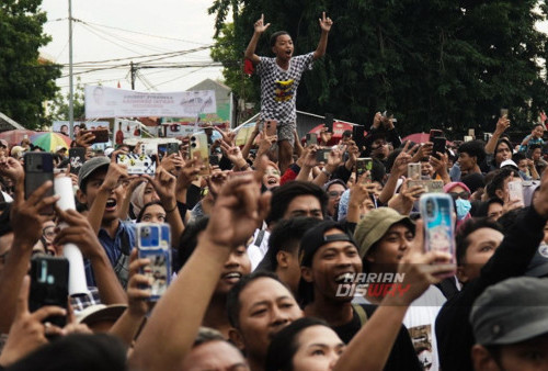 Warga memadati Lapangan Bok Abang, saat berlangsngnya Konser Indonesia Maju yang digelar di Banyu Urip Kidul, Surabaya, Jawa Timur, Minggu, 21 Januari 2024 sore. Dalam Konser Indonesia Maju tersebut Ahmad Dhani Prasetyo optimistis anak muda di Kota Surabaya mendukung dan membantu kemenangan Partai Gerindra pada Pemilihan Umum (Pemilu), yang digelar pada 14 Februari 2024. (Julian Romadhon/Harian Disway)