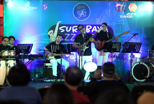 Penampilan kelompok jazz Hibeats di Ciputra Wolrd Surabaya pada 29 Mei 2024 dalam Surabaya Jazz Week yang di gelar Oleh Surabaya Pahlawan Jazz ( SPJ ).  Hibeat menampilkan beberapa lagu diantaranya I Wish milik penyanyi kondang Stevie Wonder, Juga Have You Ever Love A Woman nya Eric Clapton.  Vokalis Yoyok Sudiatmoko atau lebih sering dipanggil dengan nama Suleman tampil dengan enerjik. Foto Boy Slamet